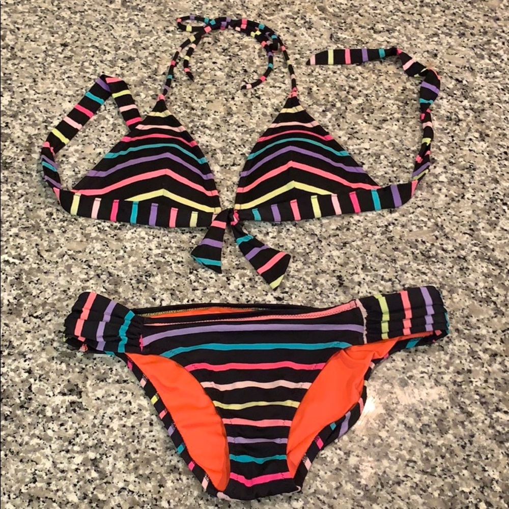 LIKE NEW (2PC) MULTICOLORED VS “BIKINI”